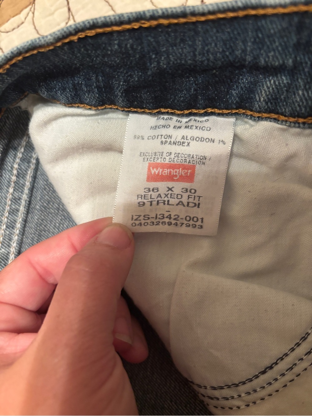 Wrangler Men’s Jeans 36x30 Relaxed Fit Straight Leg Medium Wash Great Condition - Picture 5 of 6